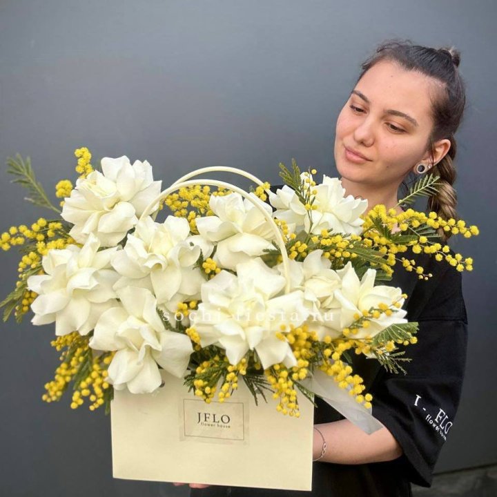 Французские Розы и мимоза  в сумочке  в Петрозаводске