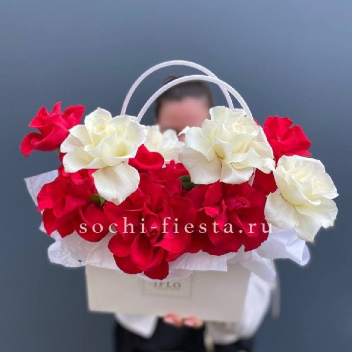 Сумочка  красных и белых роз в Петрозаводске