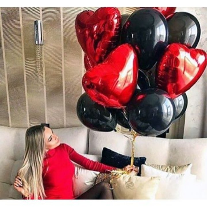 Фонтан из красных сердец с чёрными шарами  в Петрозаводске