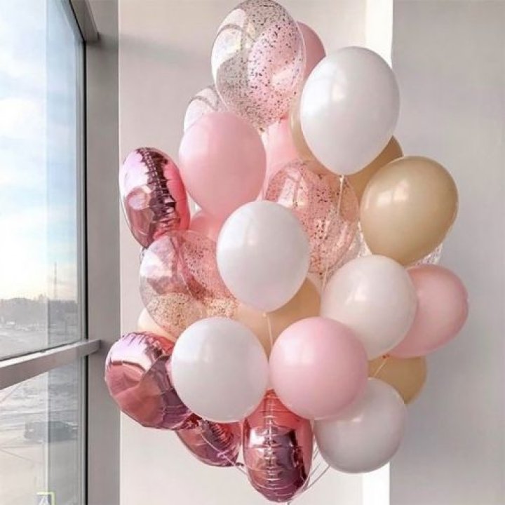 Фонтан шаров розового и белого цветов в Петрозаводске