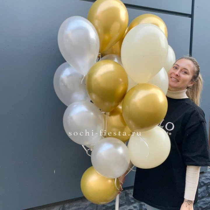 Облако шаров из белого и золотого оттенков в Петрозаводске