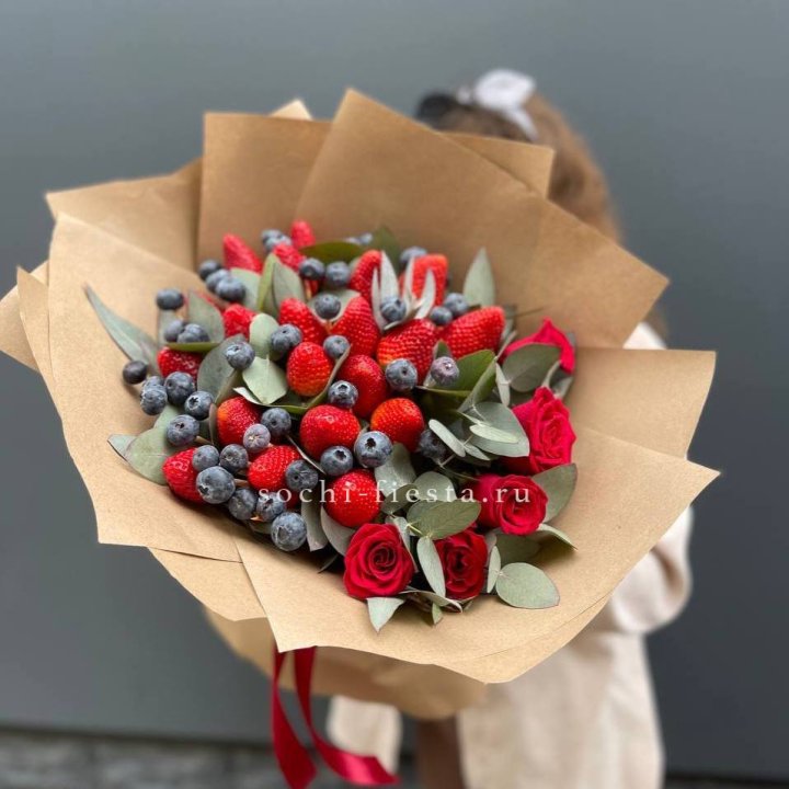 Клубника и голубика с цветами в Петрозаводске