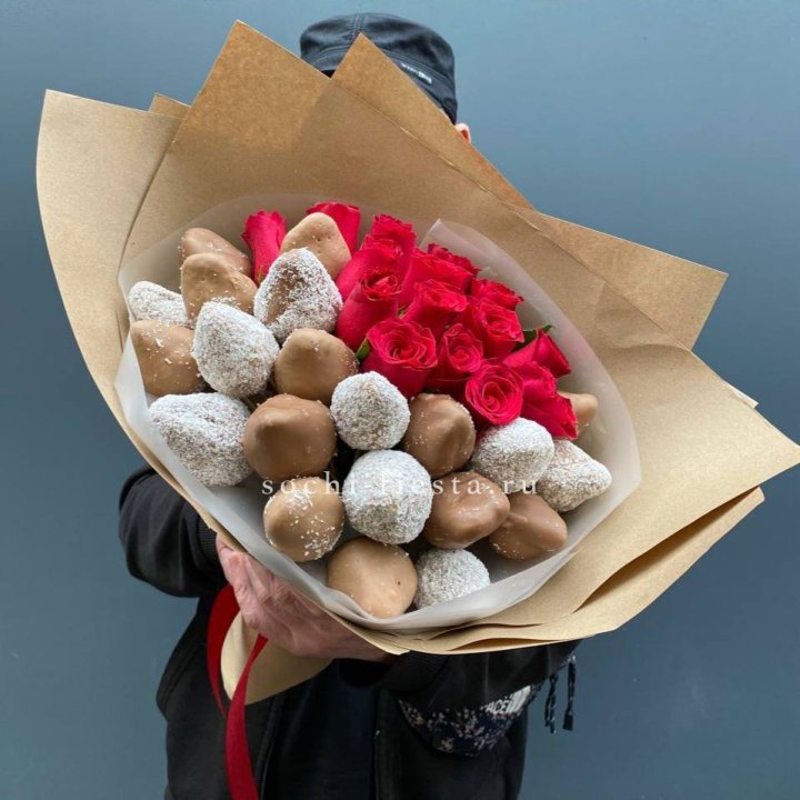 Розы и клубника в шоколаде Мерси в Петрозаводске