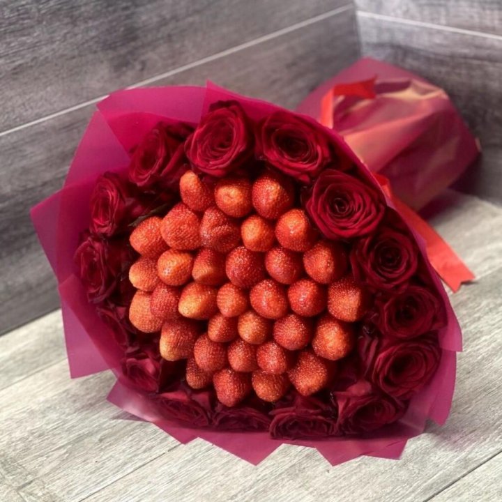 Клубничный букет с розами в Петрозаводске