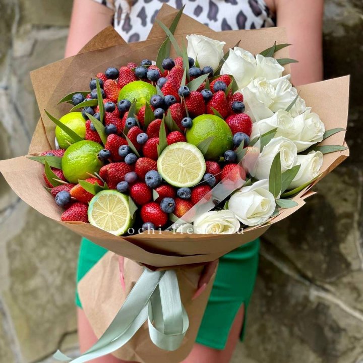 Ягодно-цитрусовый букет с розами в Петрозаводске