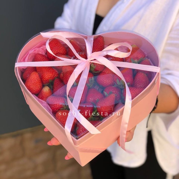 Коробочка сердце  с клубникой в Петрозаводске