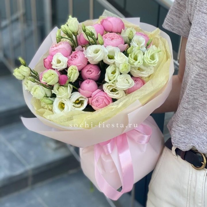 Букет кустовых роз с эустомой в Петрозаводске