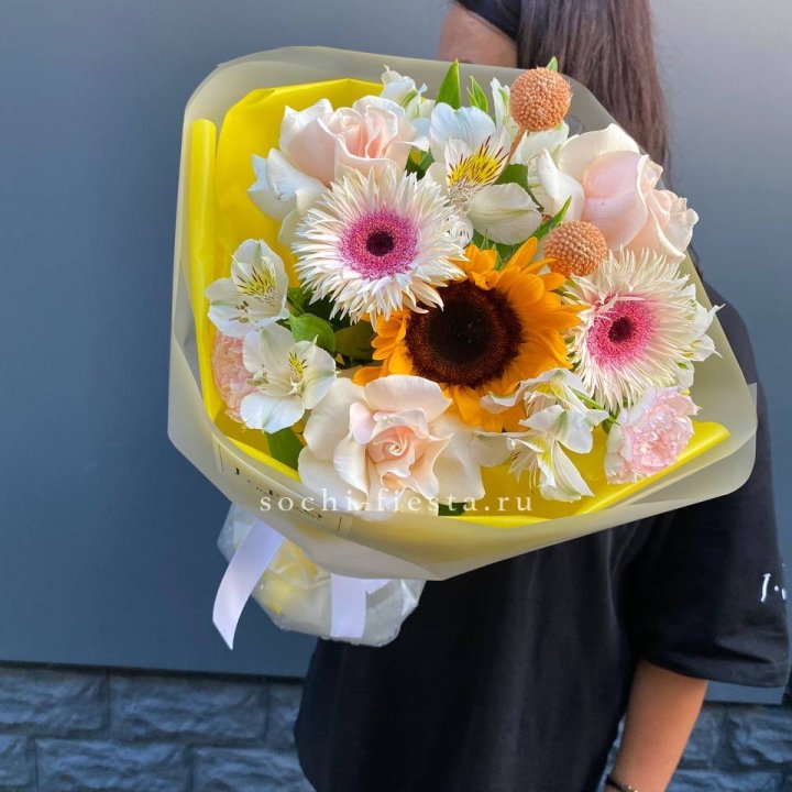 Букет с подсолнухом "Елоу" в Петрозаводске