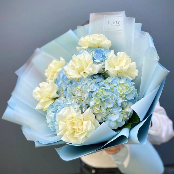  Букет из голубых гортензий и роз  в Петрозаводске