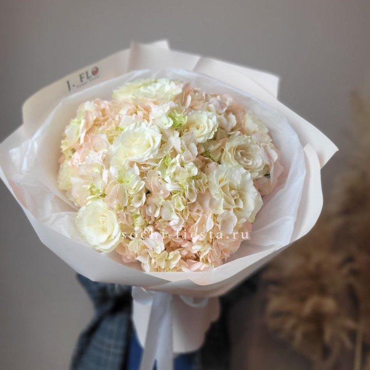  Букет гортензии и роз  в Петрозаводске