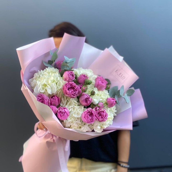 Букет белых гортензий и пионовидных роз  в Петрозаводске