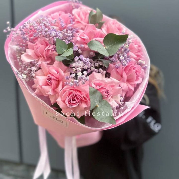 Розовые французские розы с гипсофилой в Петрозаводске