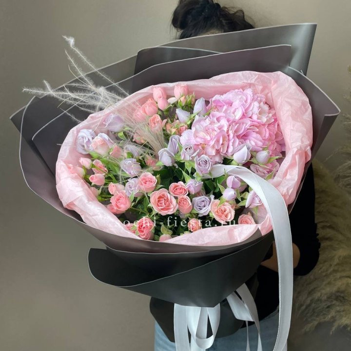  Букет гортензии и роз "Саперави" в Петрозаводске