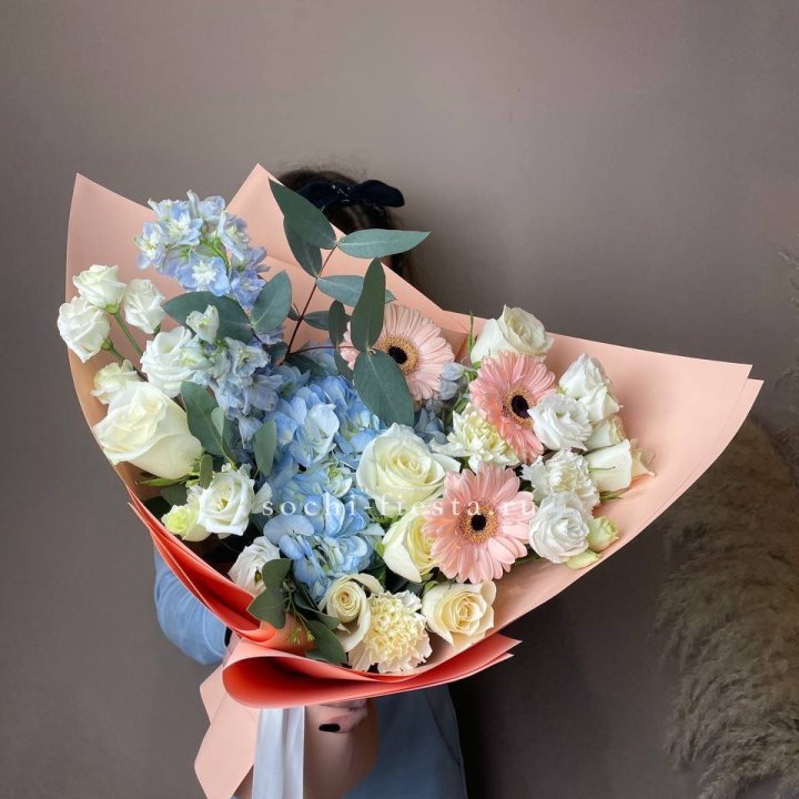  Букет гортензии и роз "Валенсия" в Петрозаводске