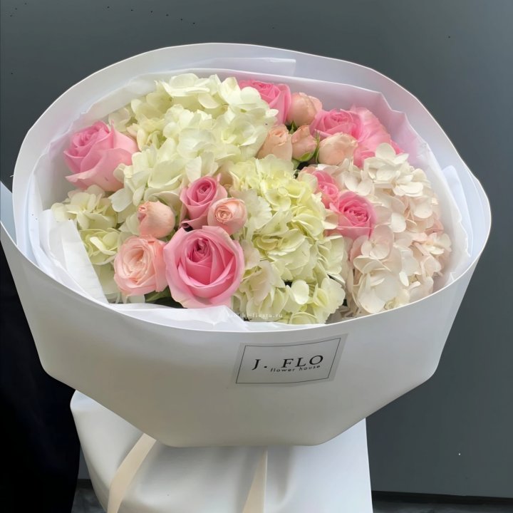  Букет гортензии и роз  "Тиамо" в Петрозаводске