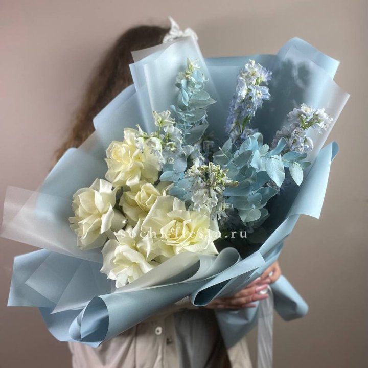 Букет из белых французских роз и дельфиниума в Петрозаводске