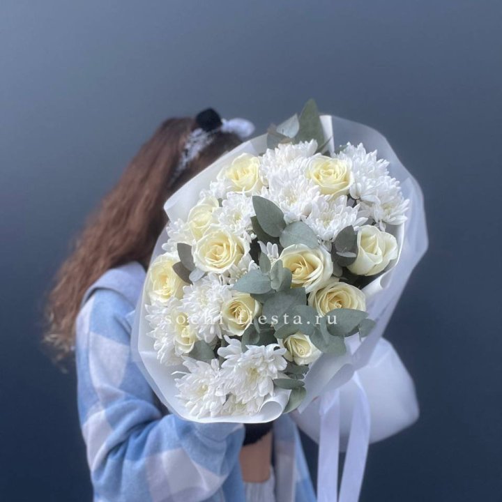  Букет белых роз с хризантемой  в Петрозаводске