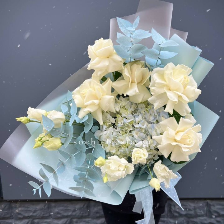 Букет с гортензией и белыми французскими розами в Петрозаводске