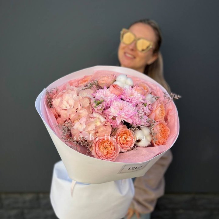 Букет гортензии и кустовых роз  в Петрозаводске