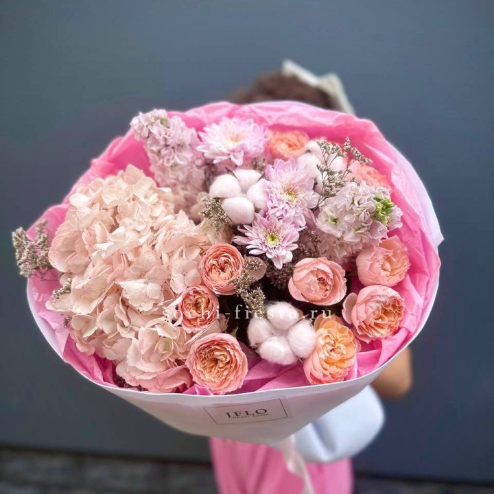 Букет гортензии и кустовых роз "Абрассо" в Петрозаводске