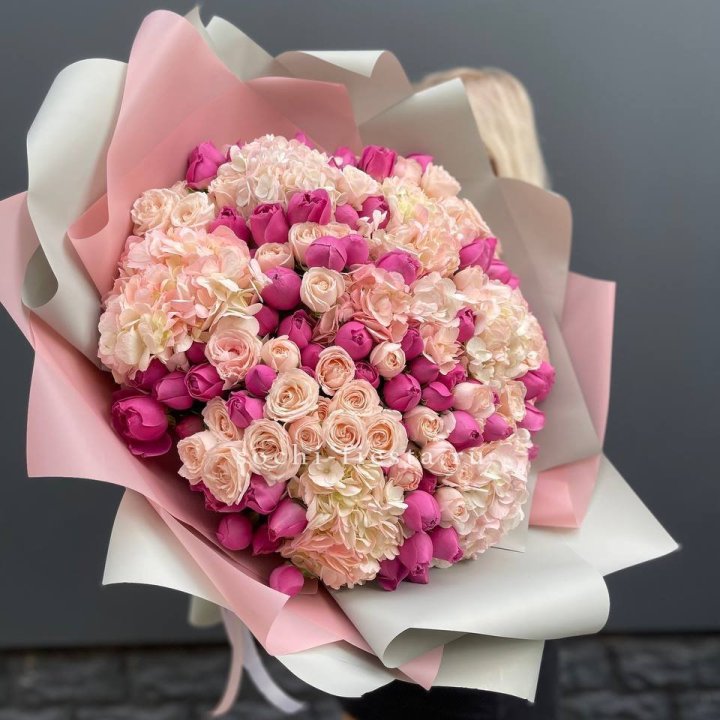 Букет кустовые розы и гортензия в Петрозаводске