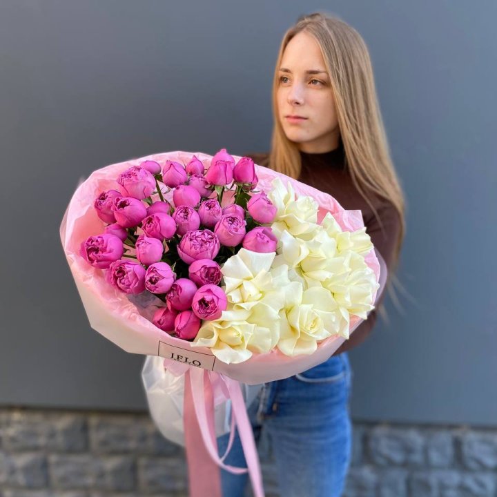 Дуо белых и кустовых роз в Петрозаводске