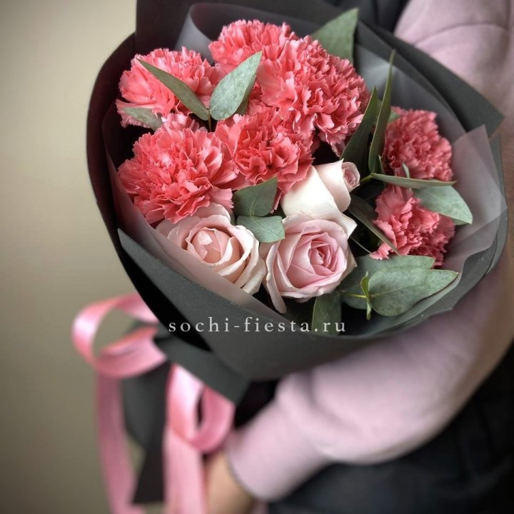 Букет из роз и диантусов "Пенелопа" в Петрозаводске