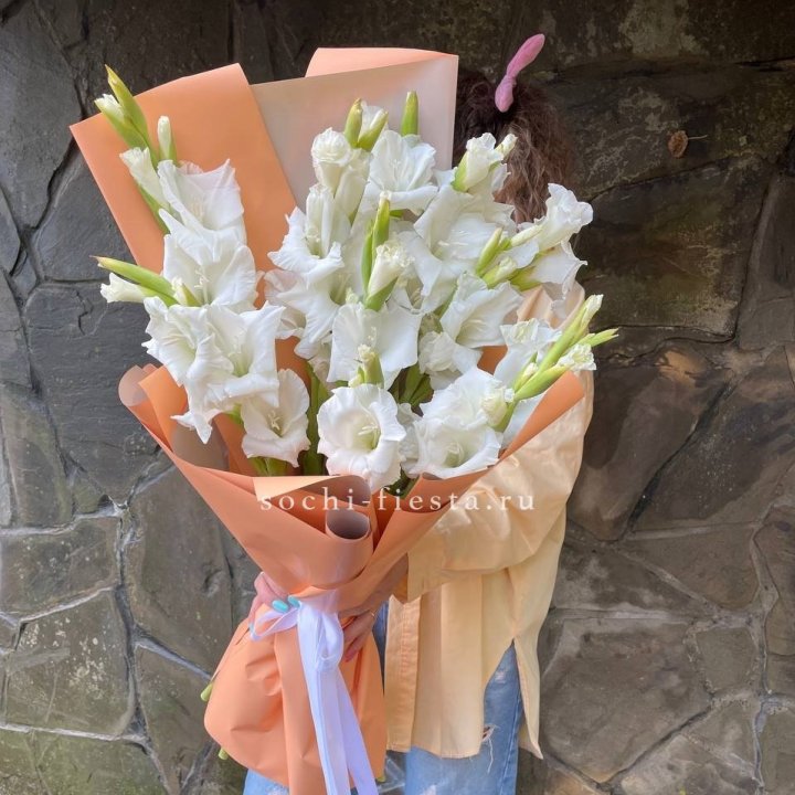 Букет белых гладиолусов  в Петрозаводске