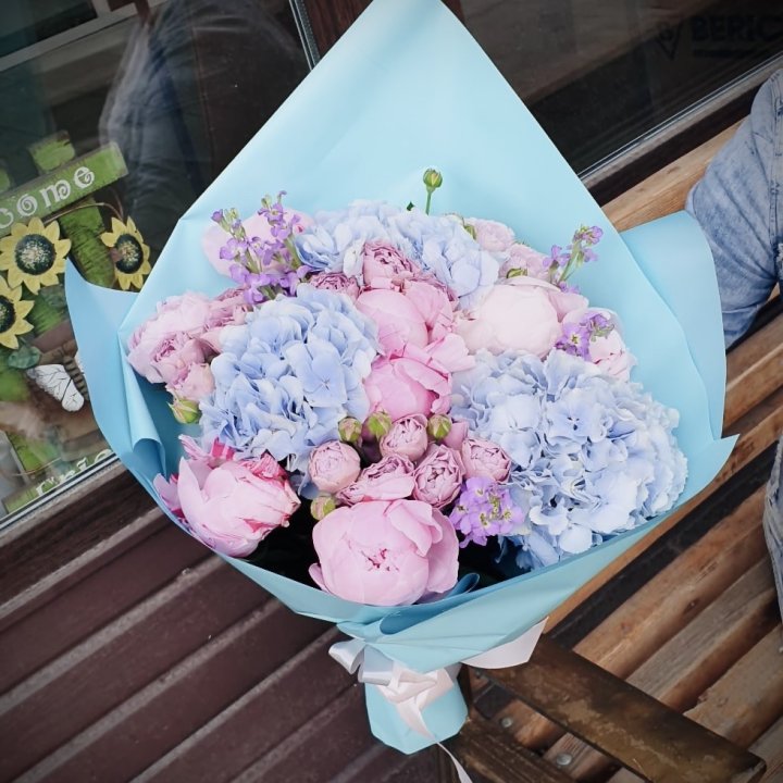 Букет с гортензиями "Блубери" в Петрозаводске