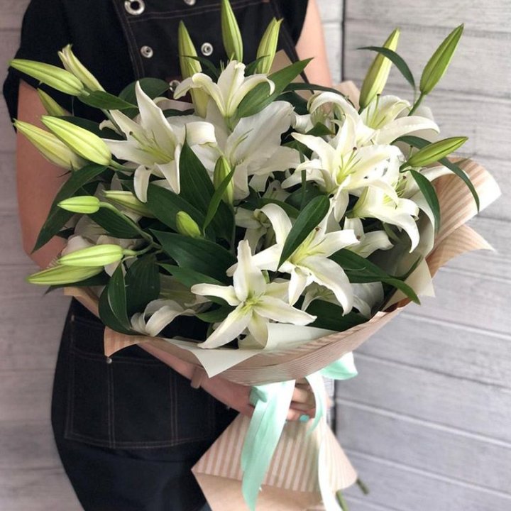 Букет белых лилий в Петрозаводске