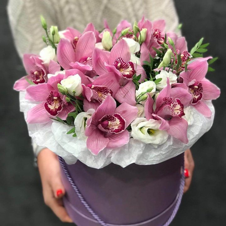 Орхидея и эустома в шляпной коробке в Петрозаводске