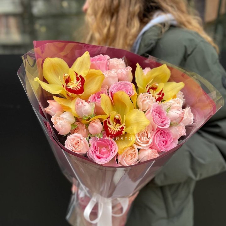  Букет орхидей и роз Есенья в Петрозаводске