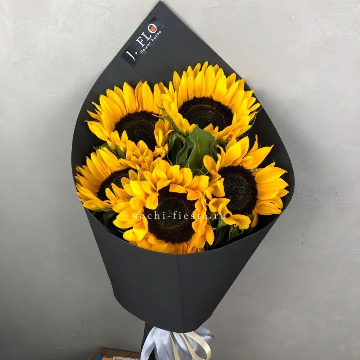 Букет из 5  подсолнухов в Петрозаводске
