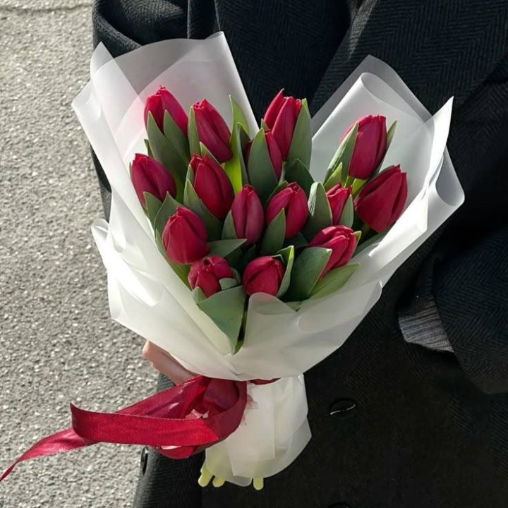 15 красных тюльпанов в Петрозаводске