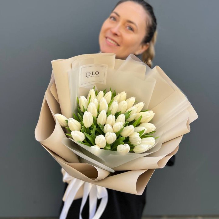 35 белых тюльпанов в Петрозаводске