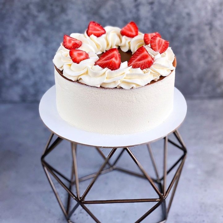 Торт "Клубника со сливками" в Петрозаводске