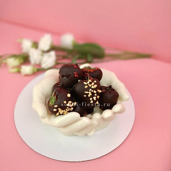 Клубника в шоколаде на шоколадных ладонях  в Петрозаводске