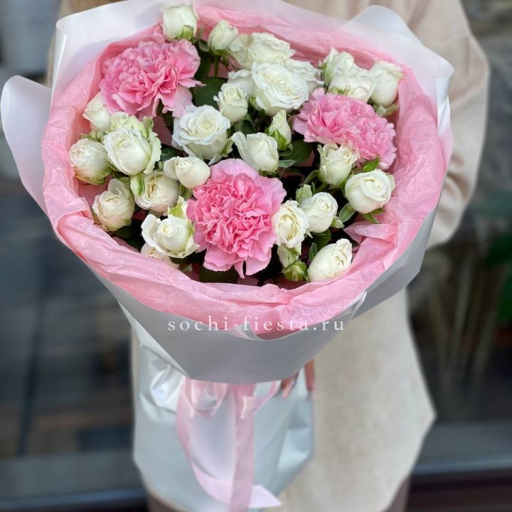 Букет розы с диантусами "Блэш" в Петрозаводске