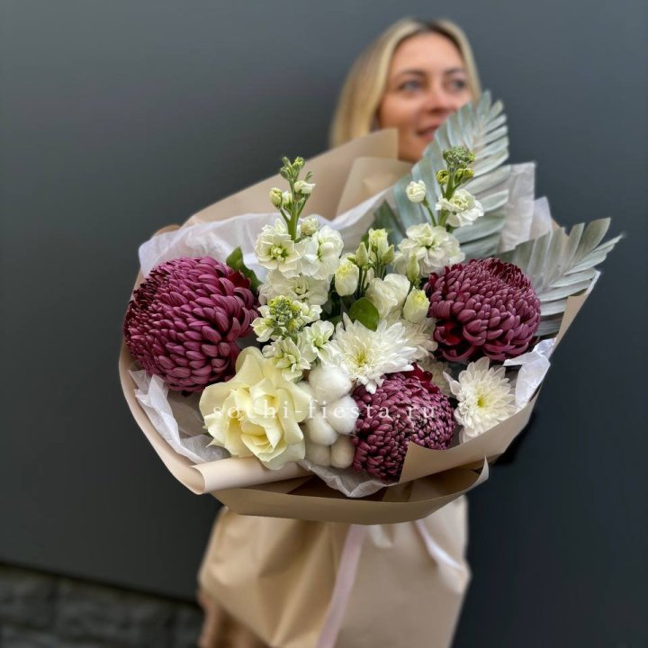 Хризантемы с маттиолой розами эустомой Чика в Петрозаводске