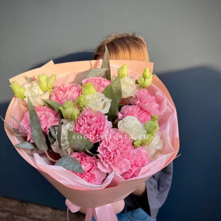 Букет гвоздик и  эустом "Сири" в Петрозаводске