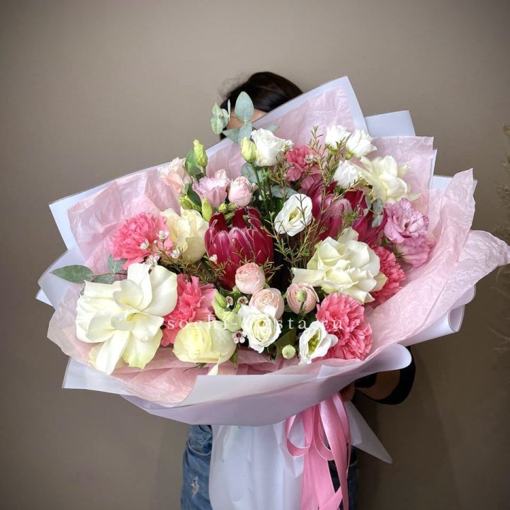 Букет с протеей, розами "Элеонора" в Петрозаводске