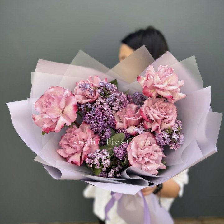 Букет из розовых роз и сирени в Петрозаводске