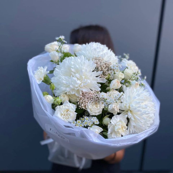 Букет хризантем и роз вайт шотс в Петрозаводске