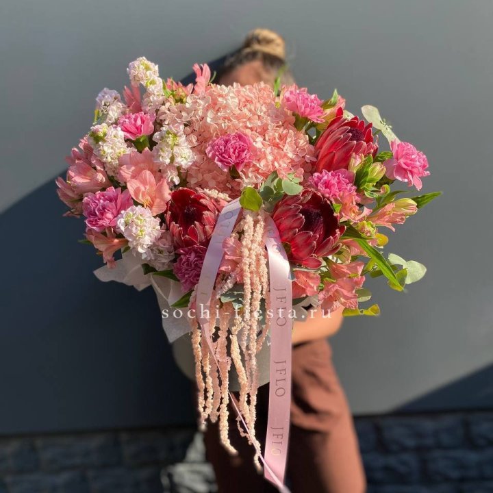 Коробка с цветами "Камикадзе" в Петрозаводске