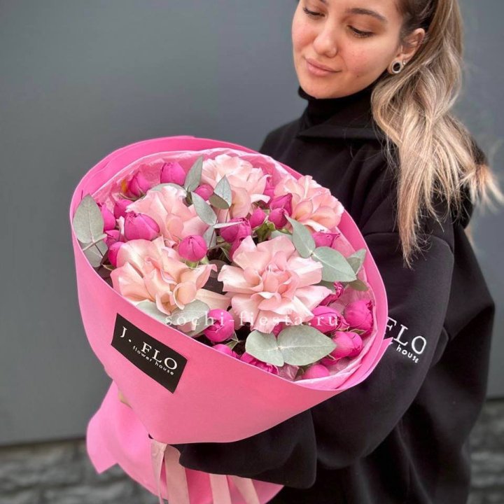 Букет французских и пионовидных роз "Ламиносо" в Петрозаводске