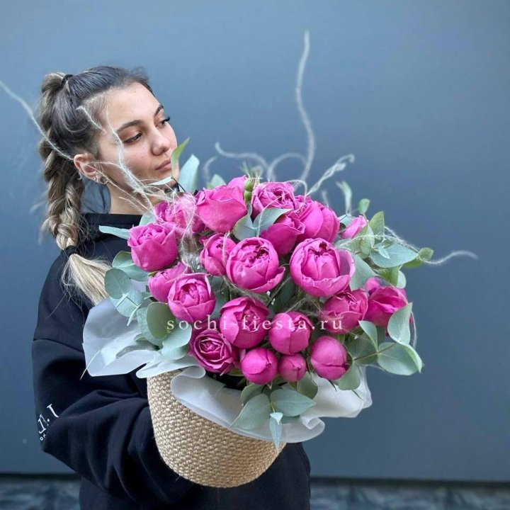 Пионовидные розы  в джутовом кашпо  в Петрозаводске