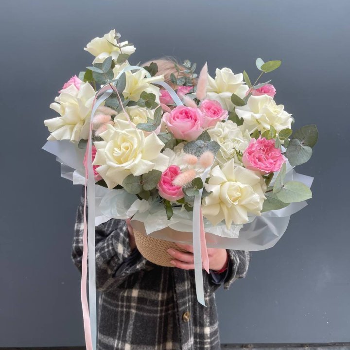 Кашпо с розами в Петрозаводске