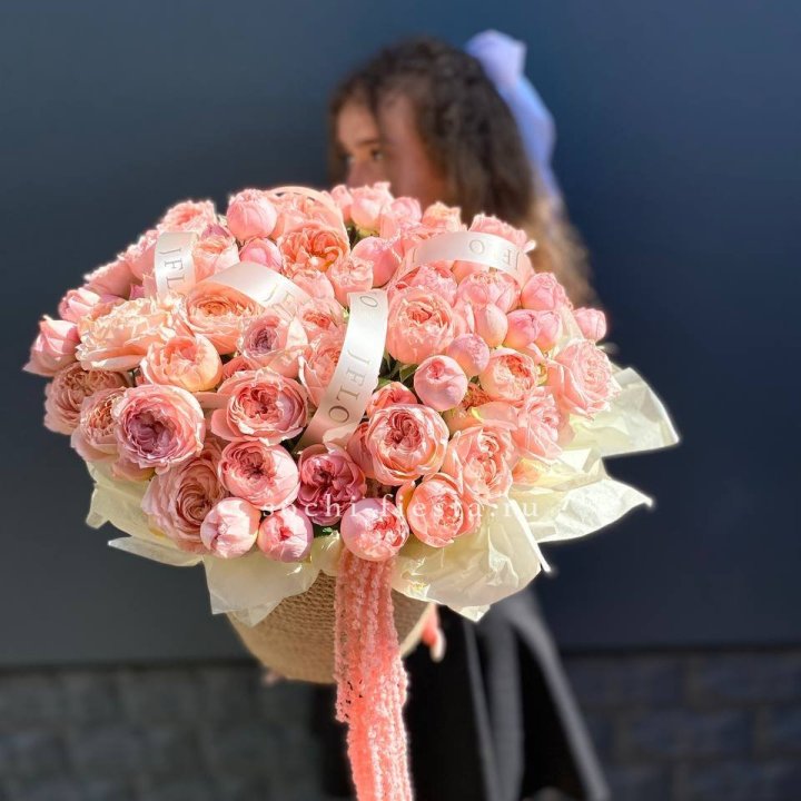 Кустовые розы Джульетта в джутовом кашпо в Петрозаводске