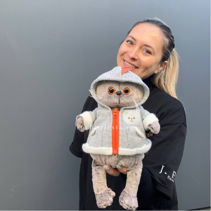 Кот Басик в толстовке в Петрозаводске