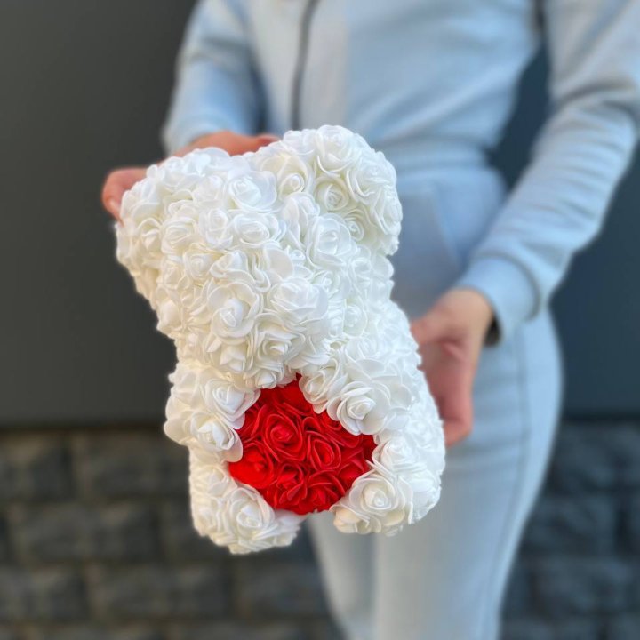 Медведь с красным седцем в Петрозаводске